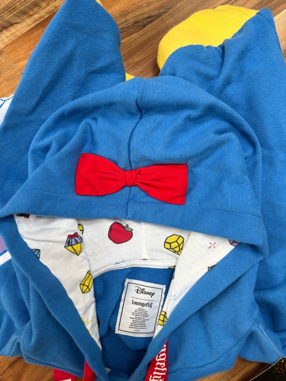 Loungefly Disney Princess Snow White sweatshirt NWT size Large - Picture 8 of 11